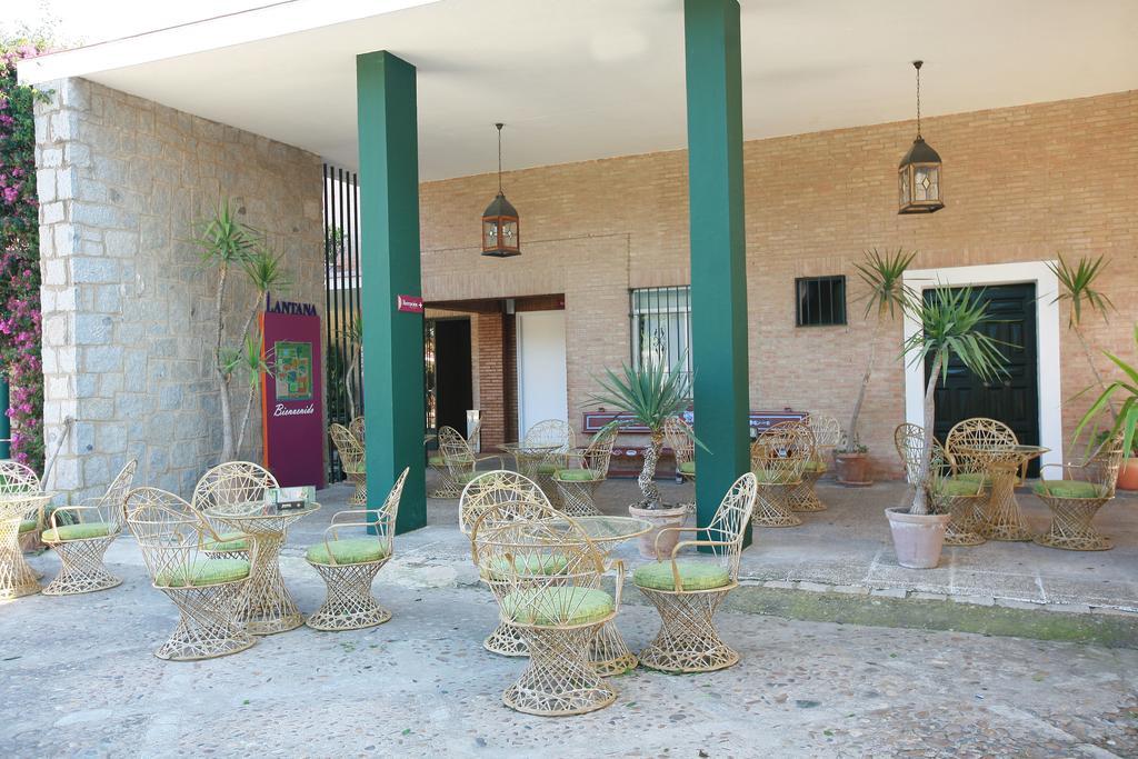 Hotel Lantana Garden Pilas Exterior foto